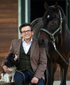 Rechtsanwalt Andreas Ackenheil mit Pferd und Hund